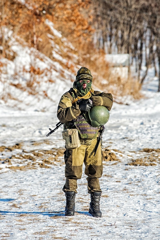 Lính thủy đánh bộ Nga thực hành bắn súng bộ binh ở Vladivostok